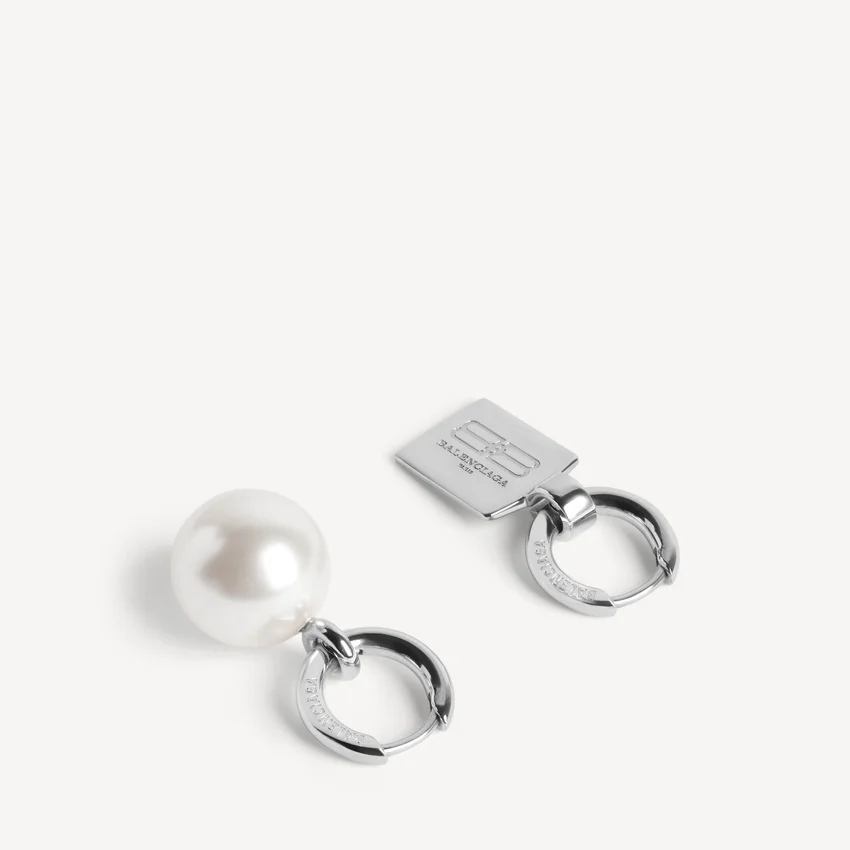 Malibu pearl earrings in shiny silver Malibu pearl earrings in shiny silver