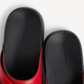 Men’s sporty pool slide sandal in black/red