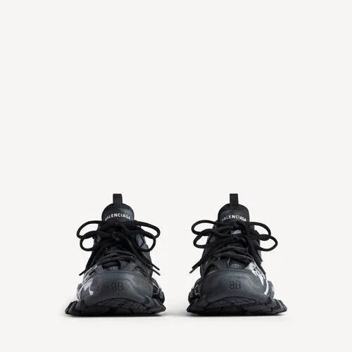 Men’s track signature sneaker in black/white Men’s track signature sneaker in black/white