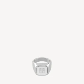 Nano signet ring in shiny silver Nano signet ring in shiny silver