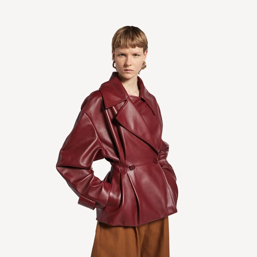 Women’s folded short trench in burgundy Women’s folded short trench in burgundy