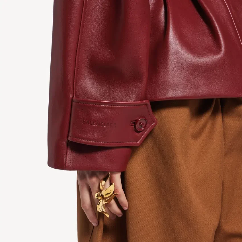 Women’s folded short trench in burgundy Women’s folded short trench in burgundy