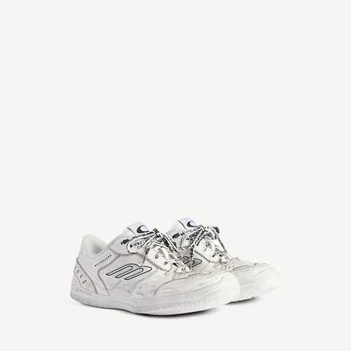 Women’s hamptons medium worn-out sneaker in white Women’s hamptons medium worn-out sneaker in white