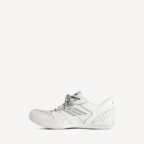 Women’s hamptons medium worn-out sneaker in white Women’s hamptons medium worn-out sneaker in white
