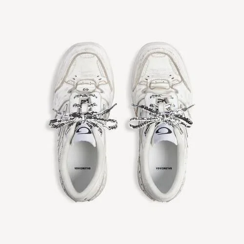 Women’s hamptons medium worn-out sneaker in white Women’s hamptons medium worn-out sneaker in white