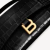 Women’s hourglass pochette with chain in black