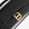 Women’s hourglass pochette with chain  in black