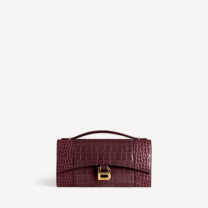 Women’s hourglass pochette with chain in dark burgundy Women’s hourglass pochette with chain in dark burgundy