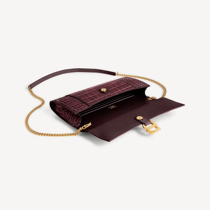 Women’s hourglass pochette with chain in dark burgundy Women’s hourglass pochette with chain in dark burgundy