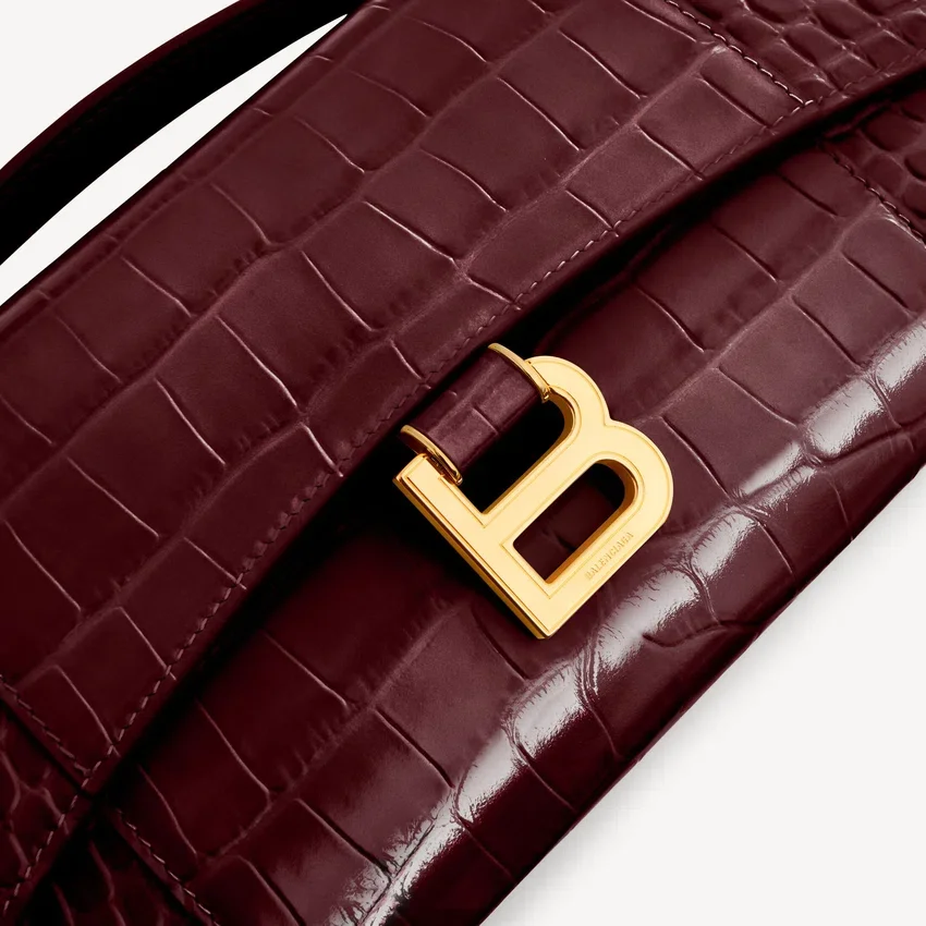 Women’s hourglass pochette with chain in dark burgundy Women’s hourglass pochette with chain in dark burgundy