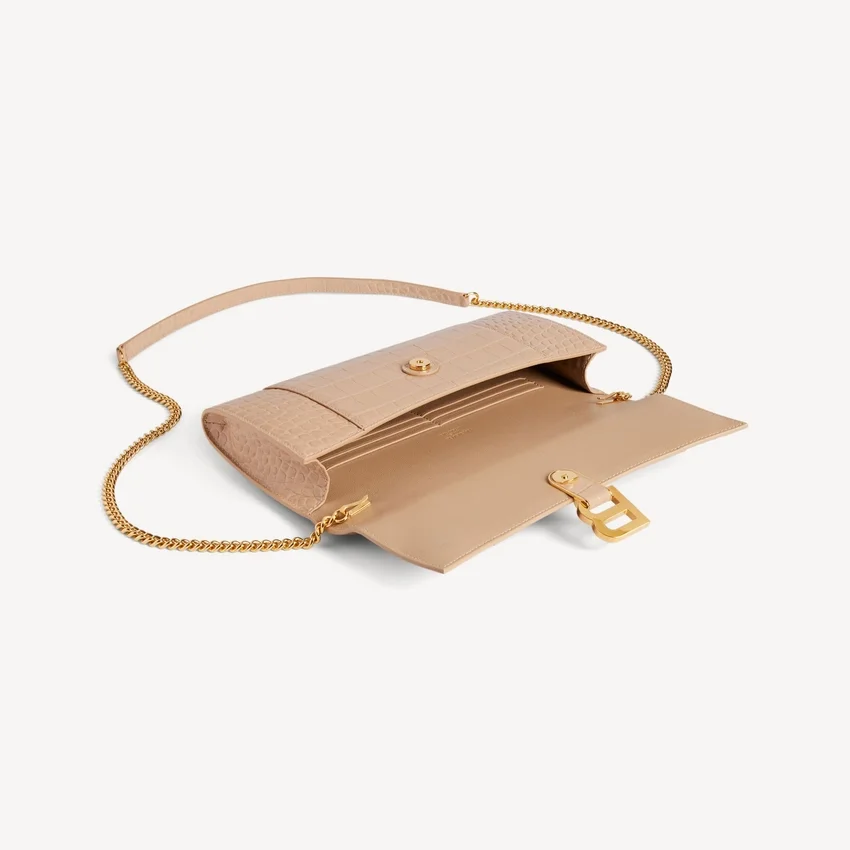 Women’s hourglass pochette with chain in nude Women’s hourglass pochette with chain in nude