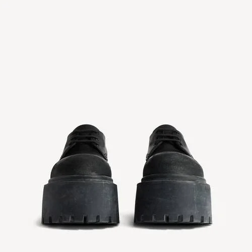 Women’s strike platform derby in black Women’s strike platform derby in black