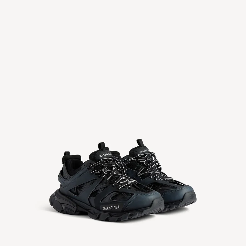 Women’s track sneaker in black Women’s track sneaker in black
