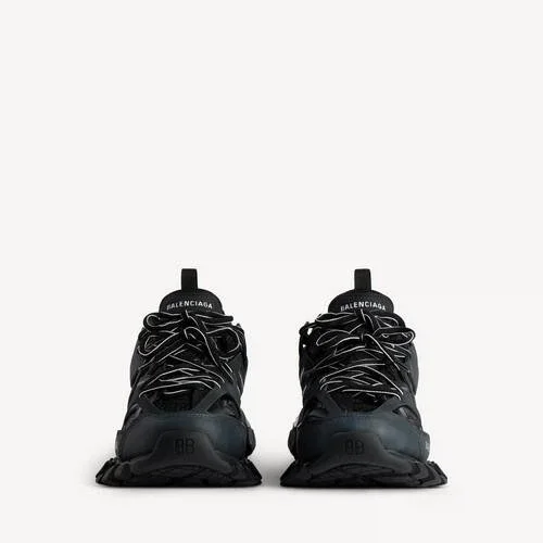 Women’s track sneaker in black Women’s track sneaker in black