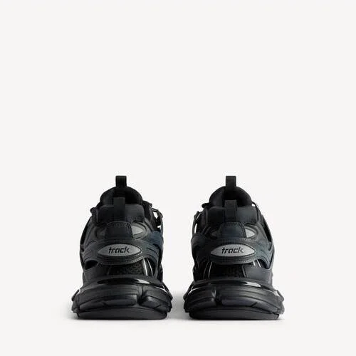 Women’s track sneaker in black Women’s track sneaker in black